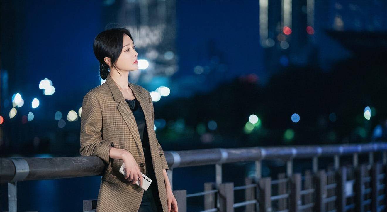 事实证明,43岁的秦岚已经走进了一个"怪圈",郝蕾说的没错!