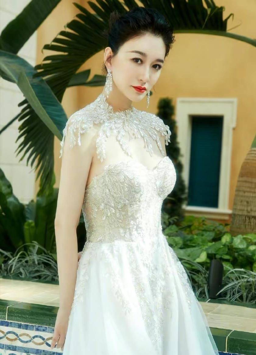 冰美人李小冉曾因皮肤白皙而被称为摄影大师.