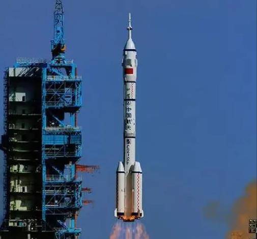 "神舟五号"飞船预计在2003年10月15日准时发射,此次载人航天飞船只能