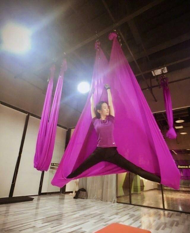 赵丽颖一字马笑喷了,baby隔着屏幕都觉得疼,网友:热巴是假腿吧_邓紫棋