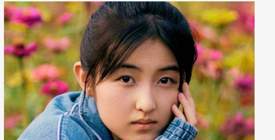 她在电影唐山大地震中饰演的姐姐方登小时候,在电影唐人街探案3的