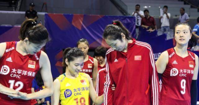 女排赛前朱婷倒扣丁霞锁喉抱王梦洁,事后犹如孩子赶紧开溜_比赛_中国