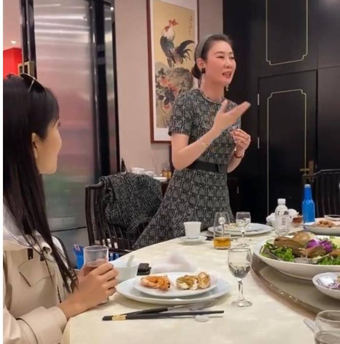 汤镇业携小25岁娇妻参加聚会,妻子温婉大气,疑与崩牙驹关系匪浅_邹