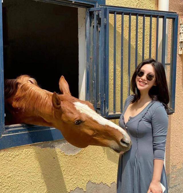 朱珠晒老公视角美照,挺6个月孕肚脚踩拖鞋遛弯,又美又接地气_身体