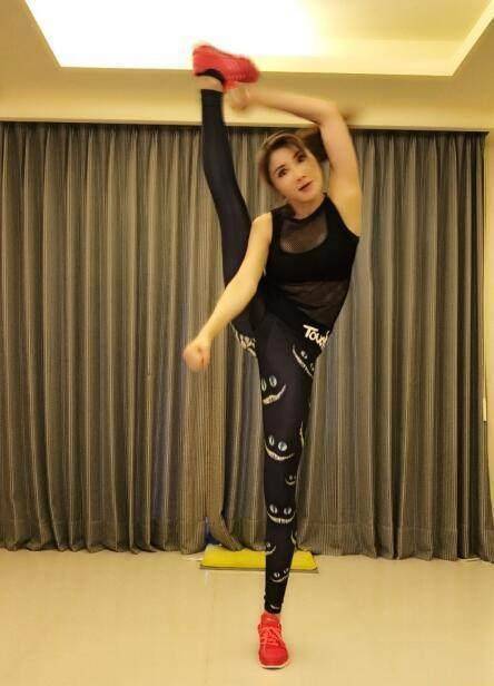"打女"拍戏累累受伤后苦练,功夫比男人还猛_杨丽菁_瑜伽_武打