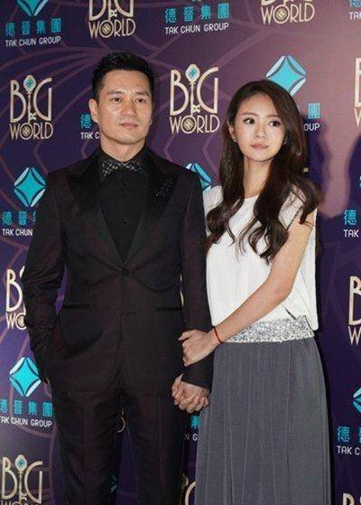 里面饰演的单亲妈妈梁慕橙,与小小彬组成母子,看到吴建豪和安以轩站在
