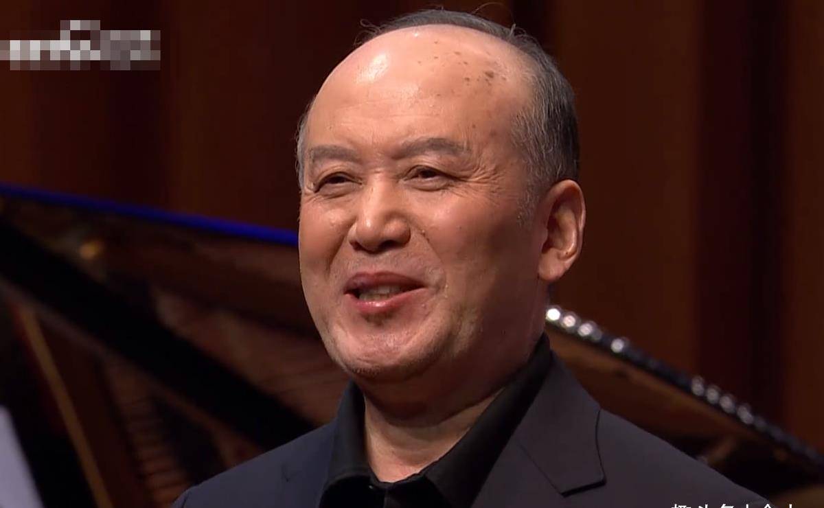 只见66岁的郭达头发稀疏花白,老年斑明显,眼尾的皱纹更是抢镜,这只是