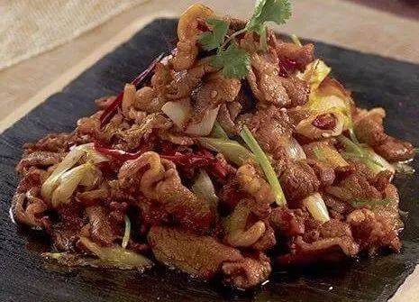 外面有一层皮带筋,纤维呈斜形,肉质细嫩,用途较广,用于涮,烤,爆,炒,煎