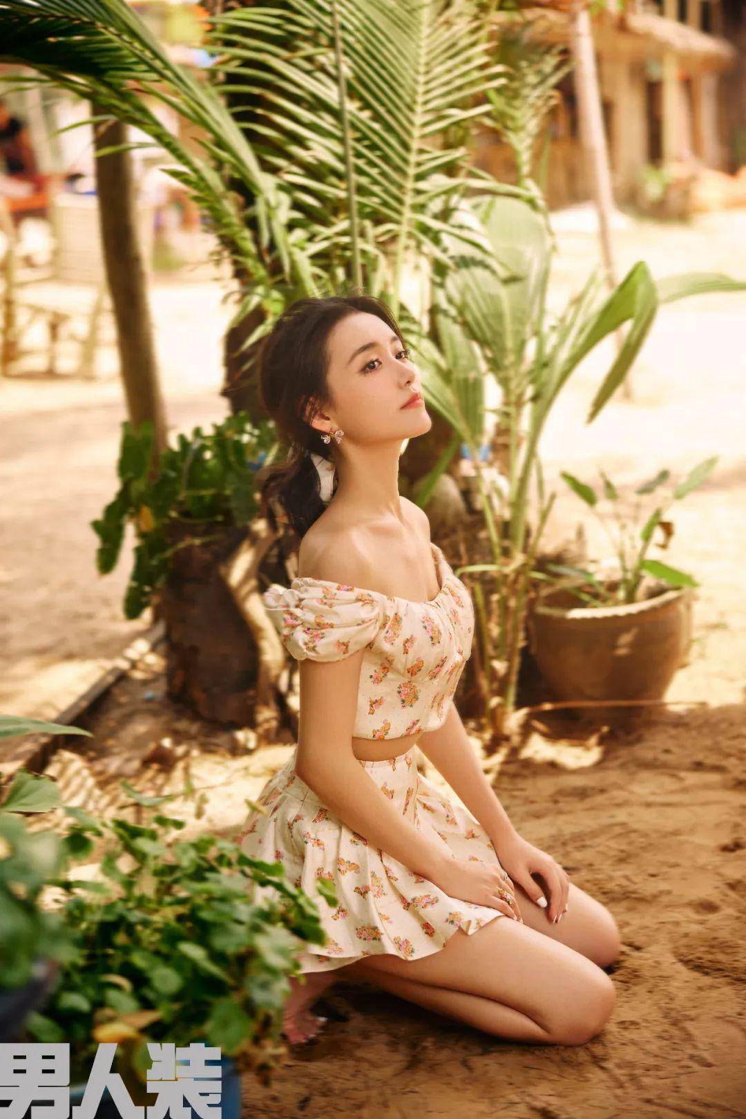 22岁蒋依依《男人装》五月封面,粉红抹身材超短热裙,演绎少女时尚