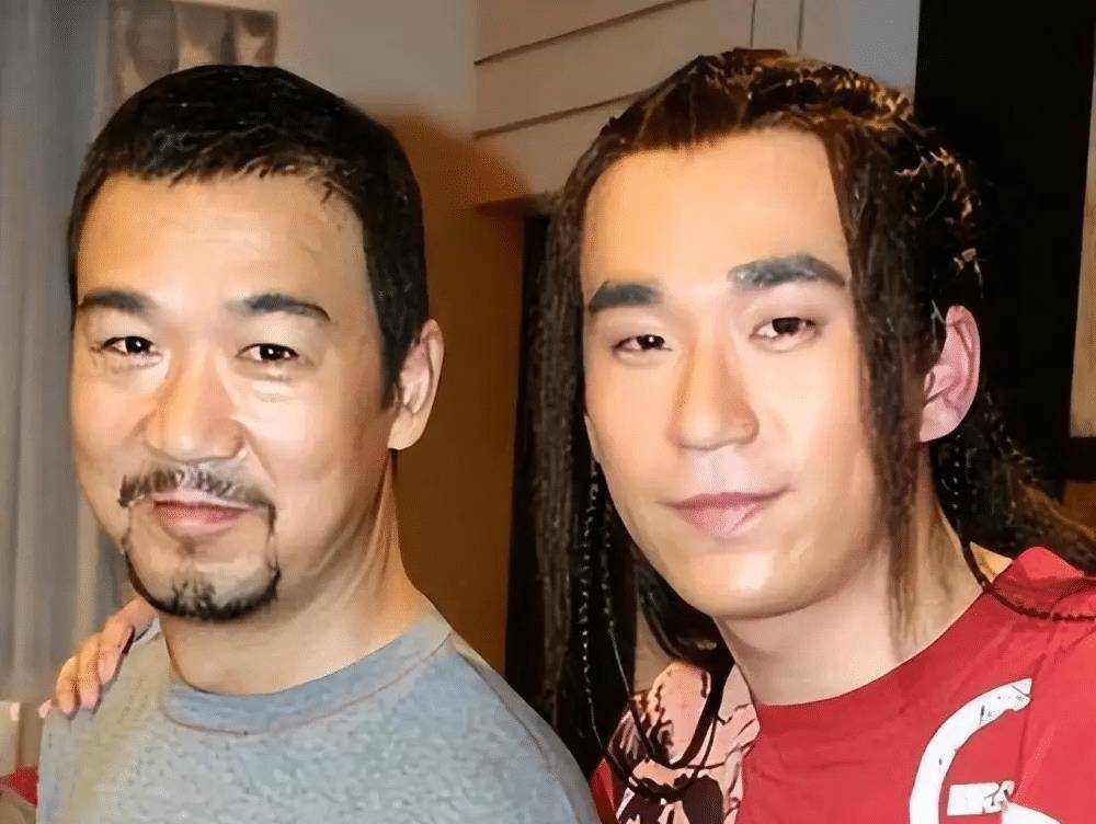 张国立儿子居住泰国晒千万豪车,精神颓废太沧桑,父子关系似断裂_张默