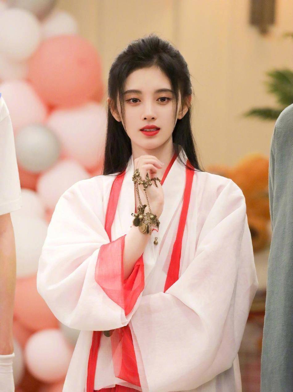 鞠婧祎从一开始被誉为"4000年一遇的美女",到最近被指整容,做作