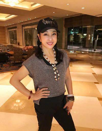 62岁刘晓庆扮嫩也太有心机了,合影只挑同龄人,秒成女儿也高兴!