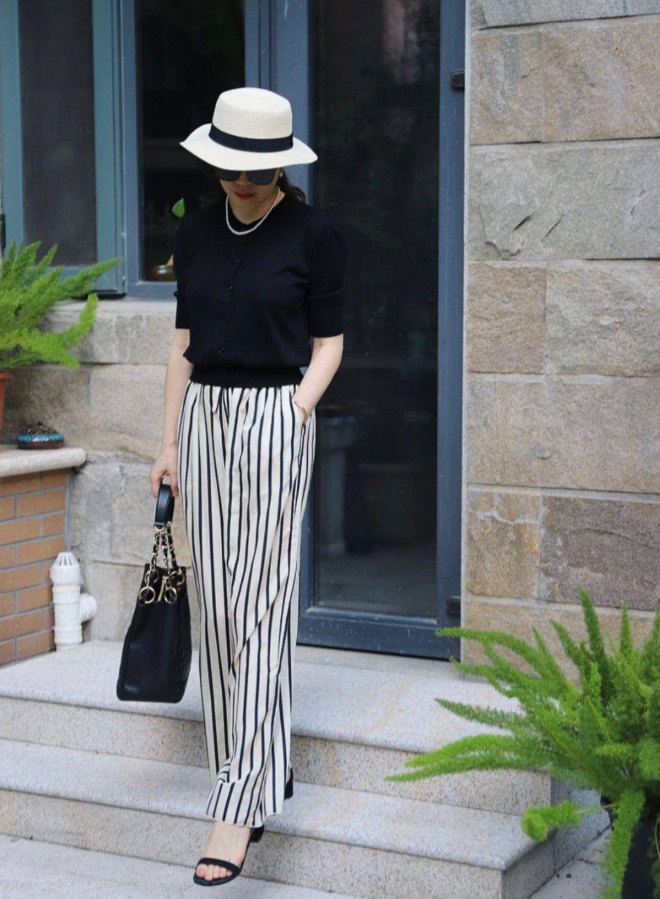 给70后女性的一些着装建议在色彩搭配和元素的选择上,更要遵循"不素色