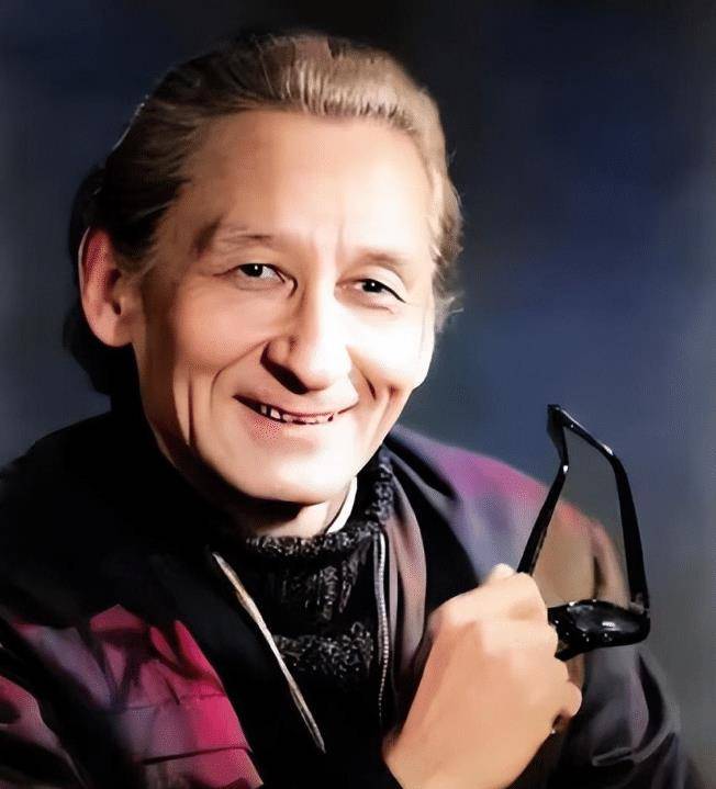 靳雪萍生于1928年六月,比邱岳峰还年轻六岁,他们的长子邱必昌在一场