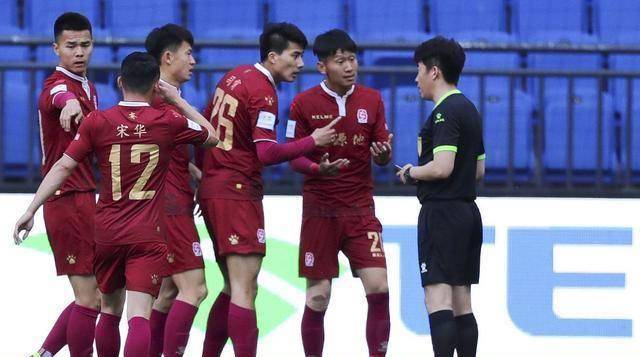 也有网友们表示,要是中国足球界的老板们都有着何世华这样的情怀和