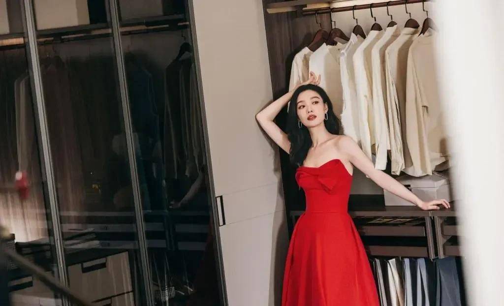 倪妮一身红裙鲜艳华丽,搭配慵懒的卷发和抢眼的红唇,大气十足_照片