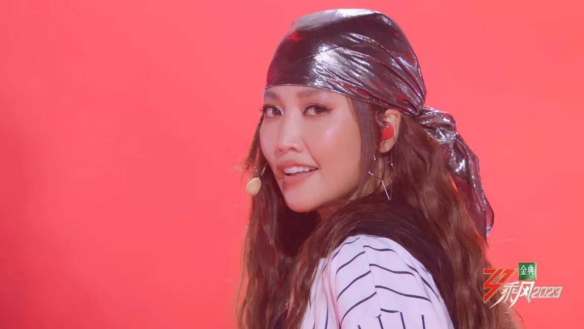 一身嘻哈装扮,唱着rap,跳着krump,黄丽玲野性又狂野.