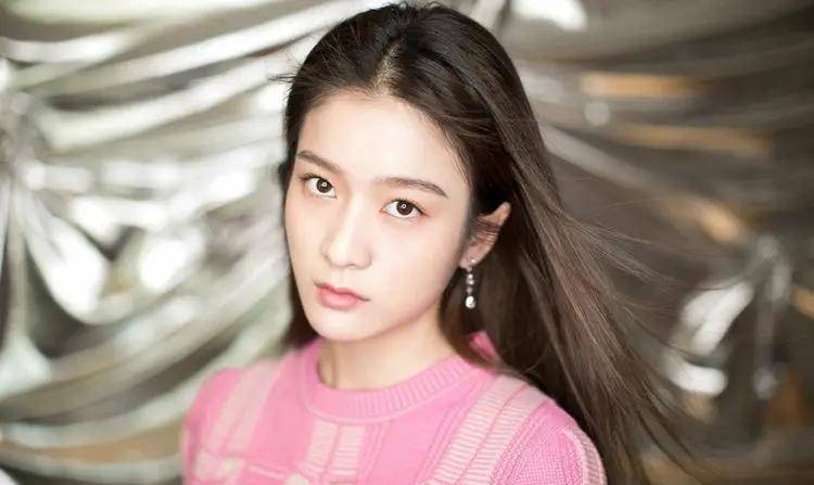 张雪迎在超话版块晒出26岁生日照片,假装18岁,粉丝满满_紫色_古装