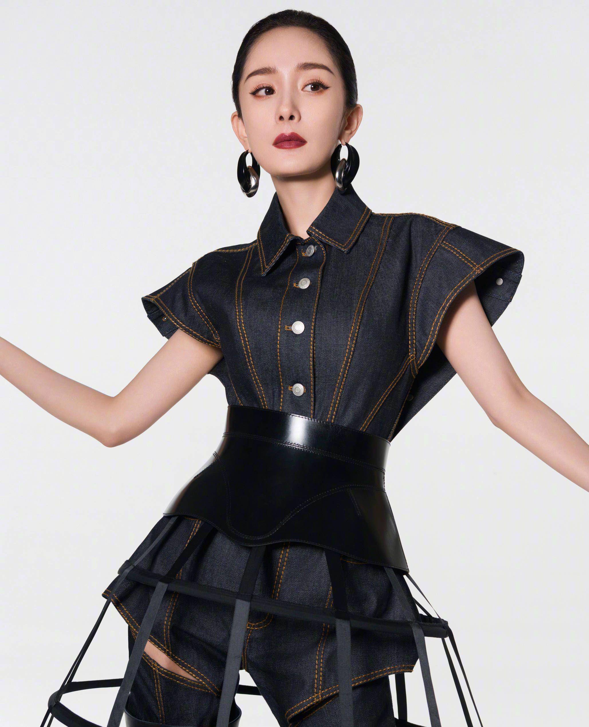 摩登女郎杨幂在黑白风格大片中惊艳亮相,粉色与黑色的搭配超时尚!