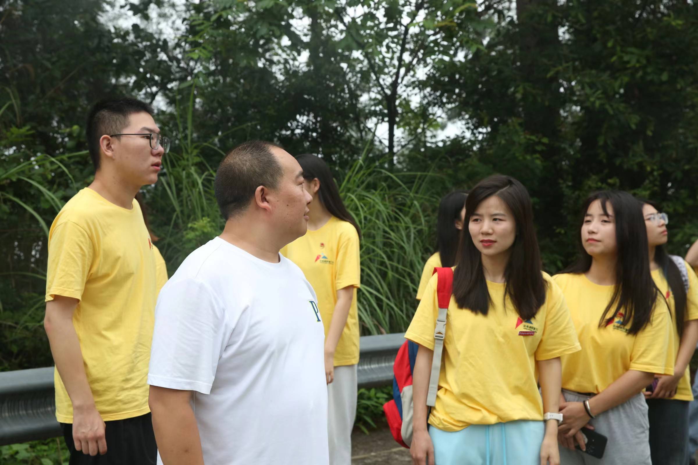 图为卢书记向志愿者介绍李子园的状况 寇贵评 摄图为志愿者进行网络