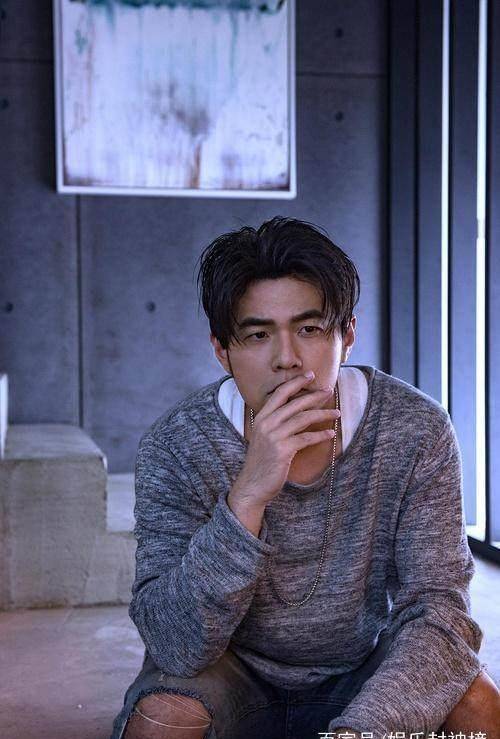 周杰伦的新歌mv造型,中分侧颜简直帅爆,网友:p图师真是辛苦!