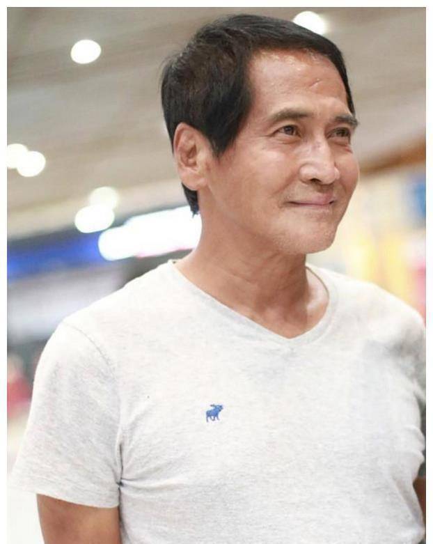 62岁齐秦近照曝光,曾经的男神老了,皮肤黝黑身体浮肿!_乐坛_感情_王灏