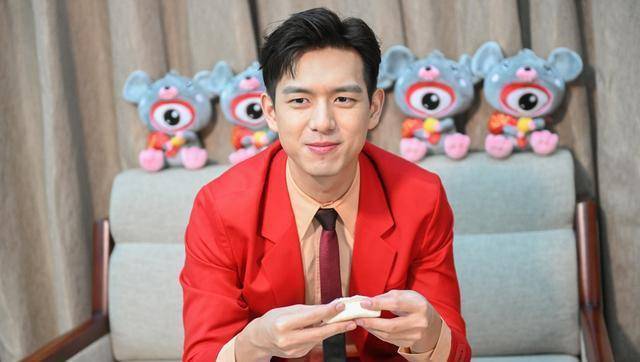 组图:李现亮红色西装亮相新浪专访酷帅有型包饺子男友力满满_娱乐_王