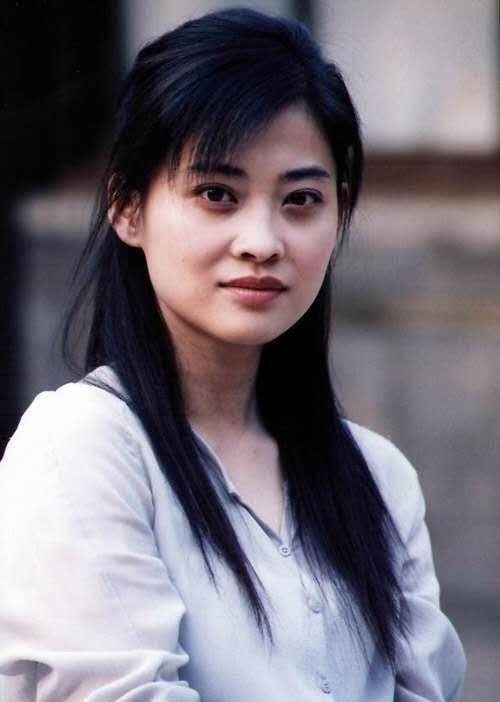 45岁梅婷回春了!穿格纹装减龄10岁不止,但可方脸怎么变v脸了?