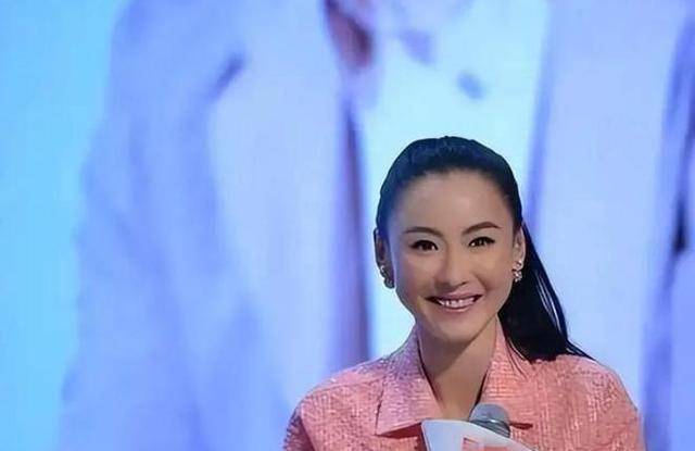 42岁的张柏芝,脸肿僵硬,满面油光不敢认_情况_脸部_女神