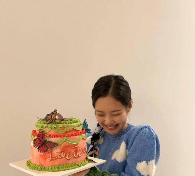 blackpink成员jennie生日,中粉下血本应援,朴彩英粉丝太难了_礼物