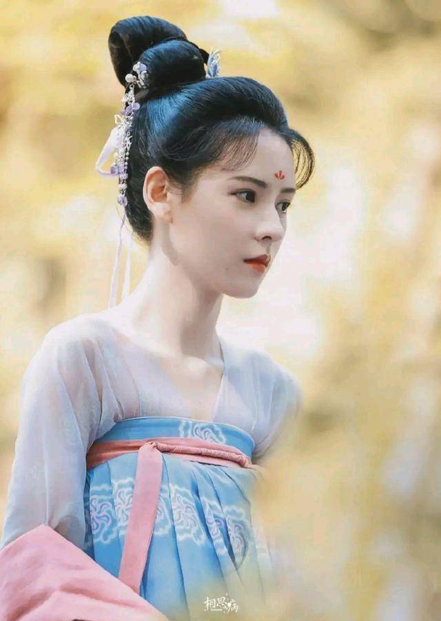 成熟,这次在《千秋令》中一人饰演三个角色,对人物角色的把握要求更高