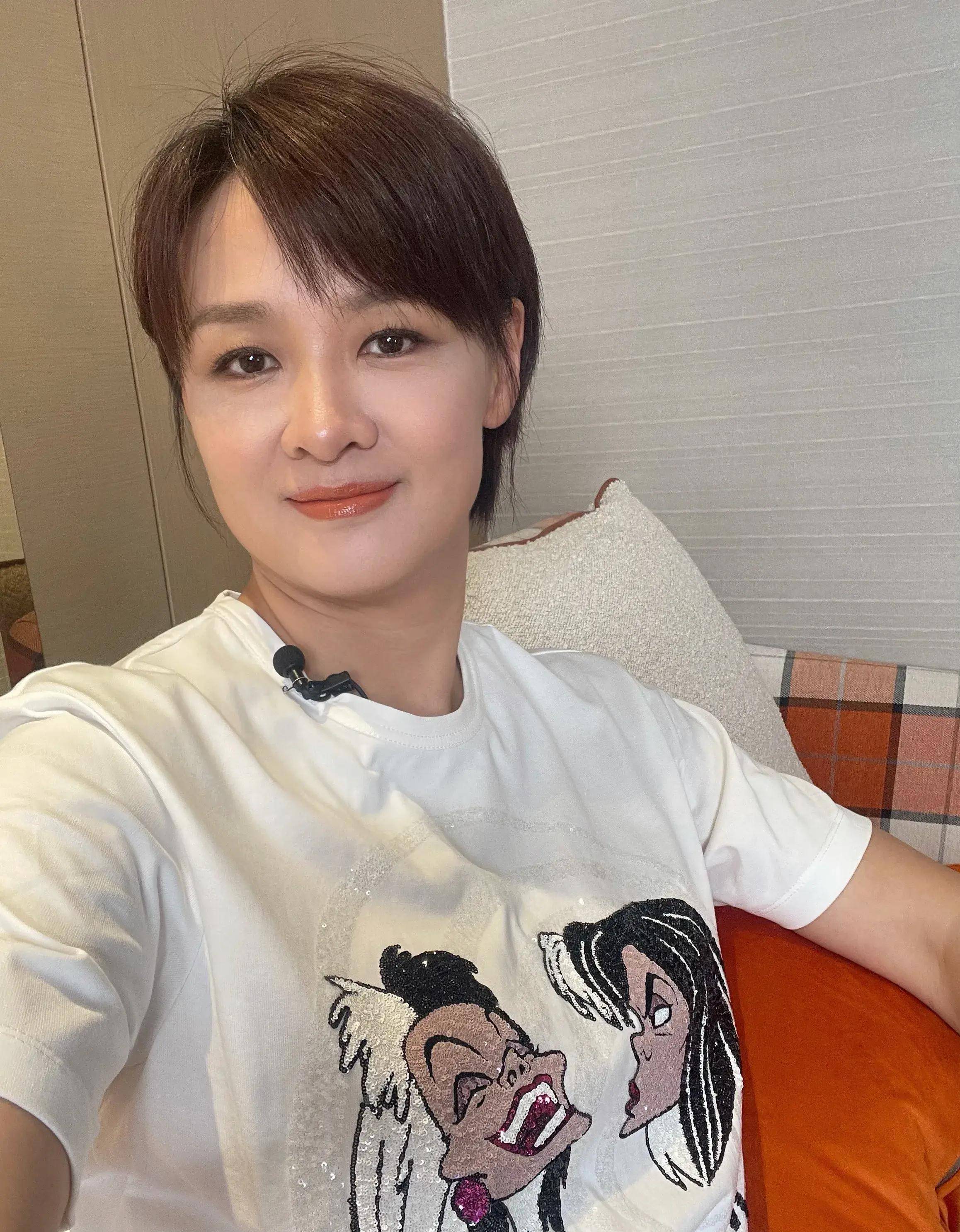 前电视主持人李小萌,老公是谁已成谜,她女儿九岁啦,长相不及妈_家庭