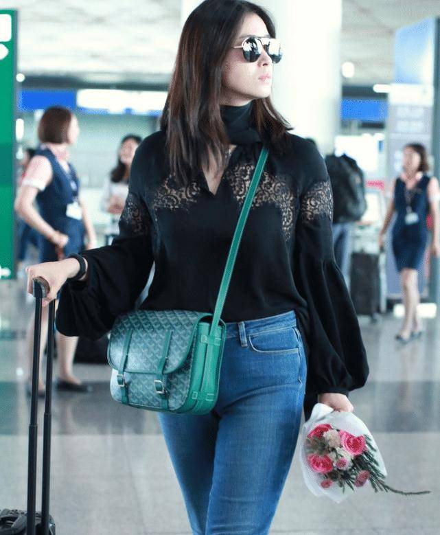 "吹气球"的紧身牛仔裤,蒋欣女神的大墨镜,网友:好狂!_时尚_生活_一身