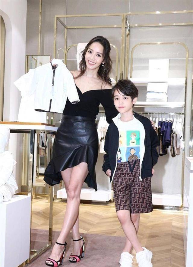 42岁侯佩岑真有料,穿大v领毛衣 皮裙迷人却不露,哪像俩娃的妈_增加了