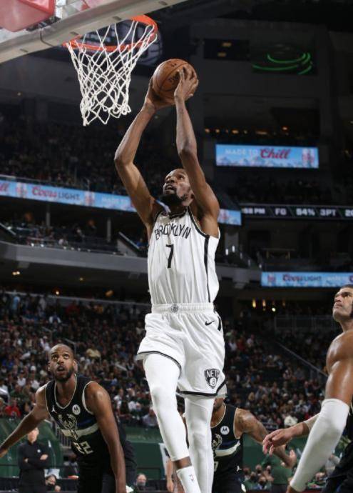 杜兰特真是无奈,拼死拼活追分,结果一下又被拉开.