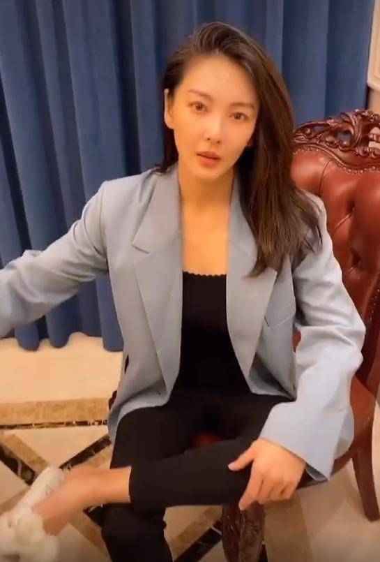 肚子上很明显,而角度也有一定的原因,看上去就好像是张雨绮怀孕了一样