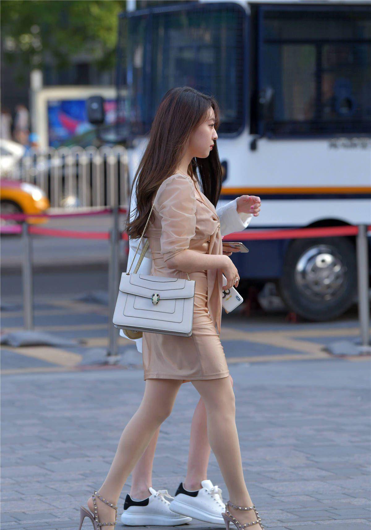 10厘米尖头铆钉细高跟凉鞋,穿肉色丝袜,搭配米色连衣裙_款式_衣服