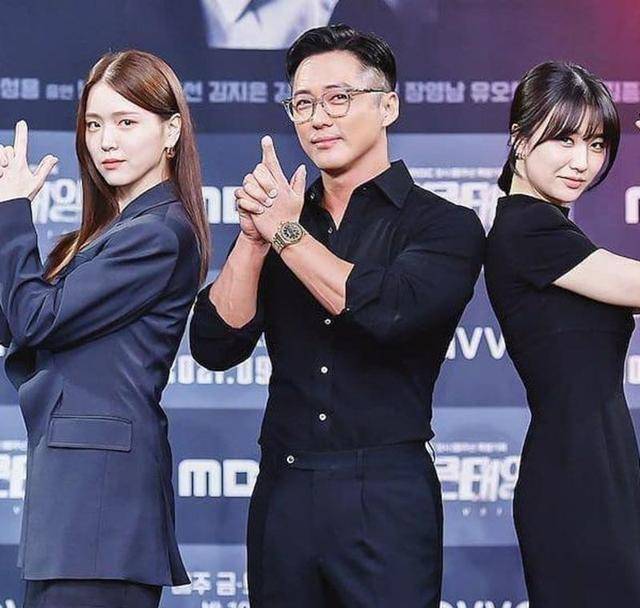 踏实的是,本剧中的国情院不再是李秉宪出演《南山的部长们》时的样子