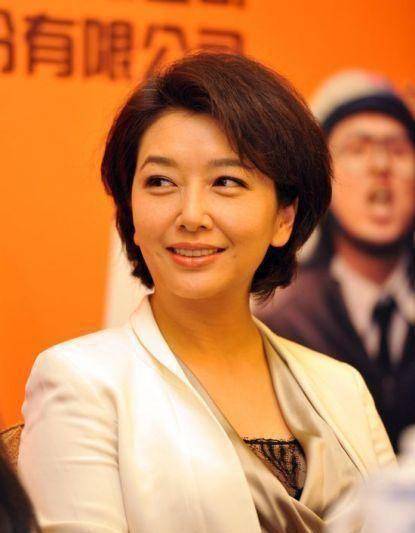 50岁姜珊原近照,离婚后隐居美国,对80后主持人犹如亲姐妹_姜山_电视剧