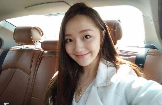 肖燕,1997年出生,毕业于中国民航飞行学院,18岁参演轻喜剧《煮妇神探