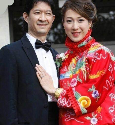 钟嘉欣怀二胎,老公jeremy忍不住报喜,网友:他老公真丑!