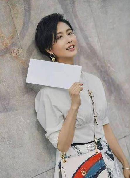 朱茵惊艳"报纸裙",时尚洋气毁年龄!_裙子_青春_的设计