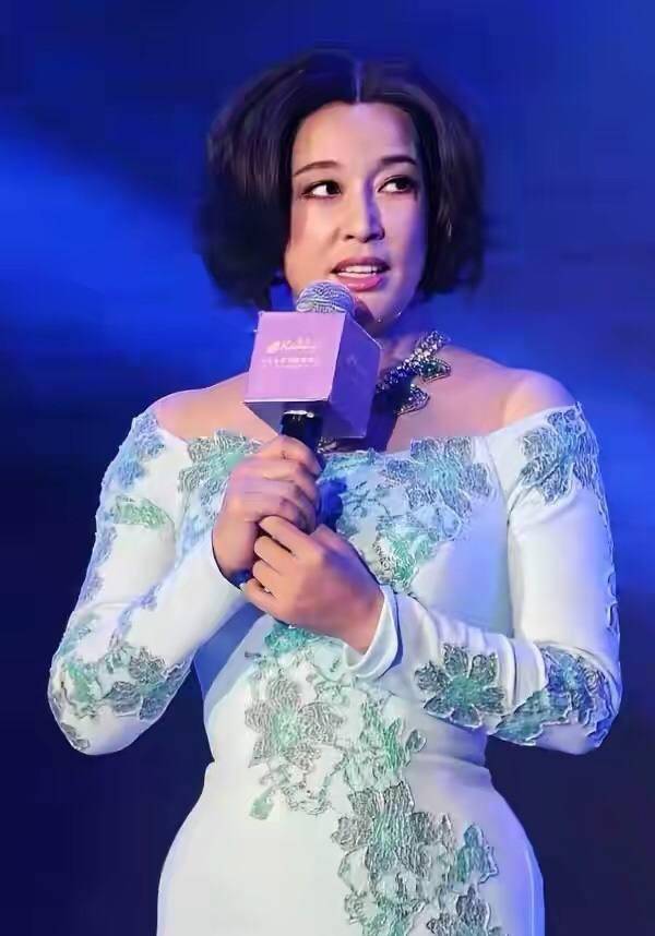 刘晓庆越老越洋气,穿红裙搭配红宝石项链,"贵妇"气质藏不住_时尚_服装