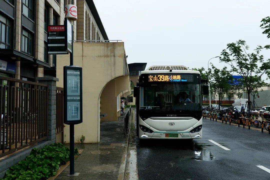 等多條公交線路接駁,同時沿線途經地鐵7號線南陳路站和15號線豐翔路站