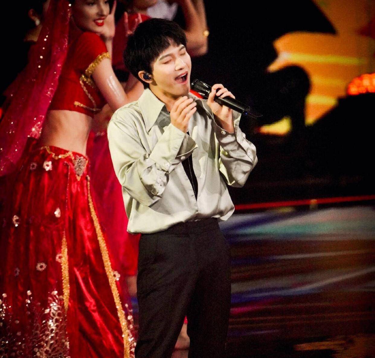 前传出负面的团员也都没有出现在团队中,反而团队中的何洛洛成为了c位