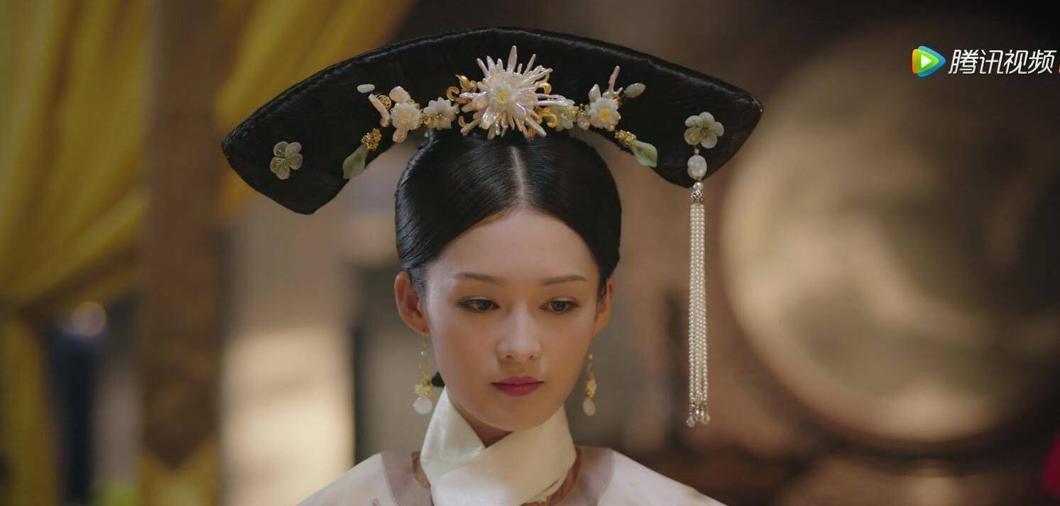 寒香见久而久之适应了宫廷生活,她现在穿的这件棕