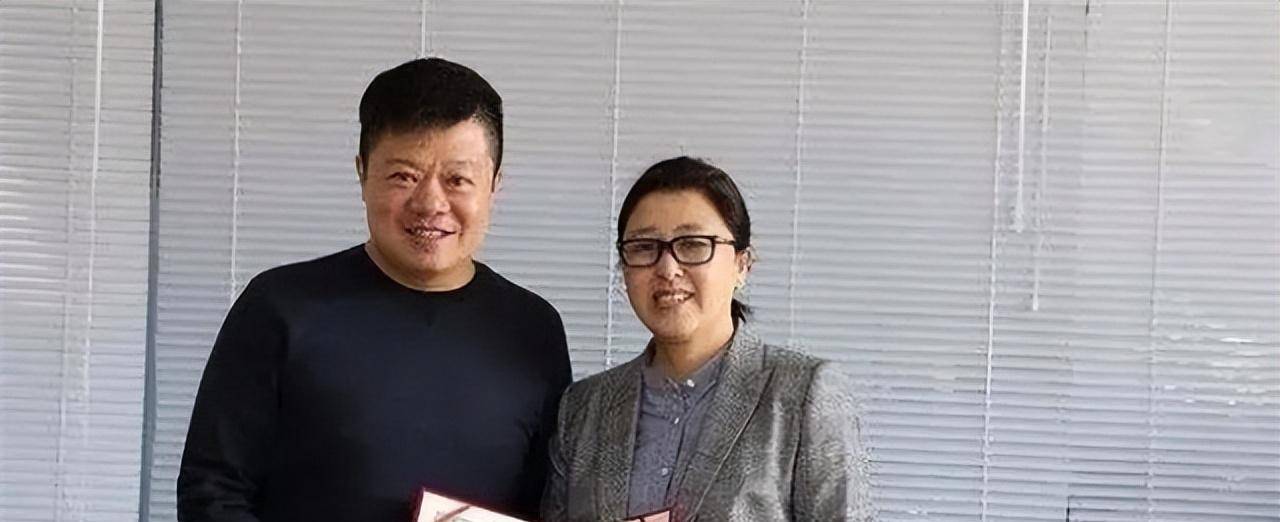 马东的老婆这么好看,当年央视辞职做全职太太,如今2人恩爱依旧_彭小盛