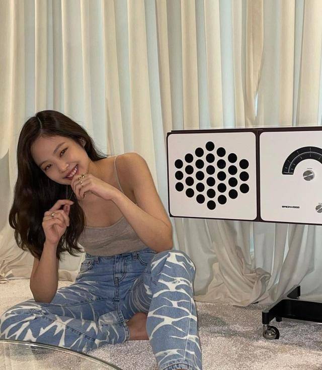 jennie更新私服照,吊带配水波纹牛仔裤,冬季也要性感火辣辣_造型_紫色