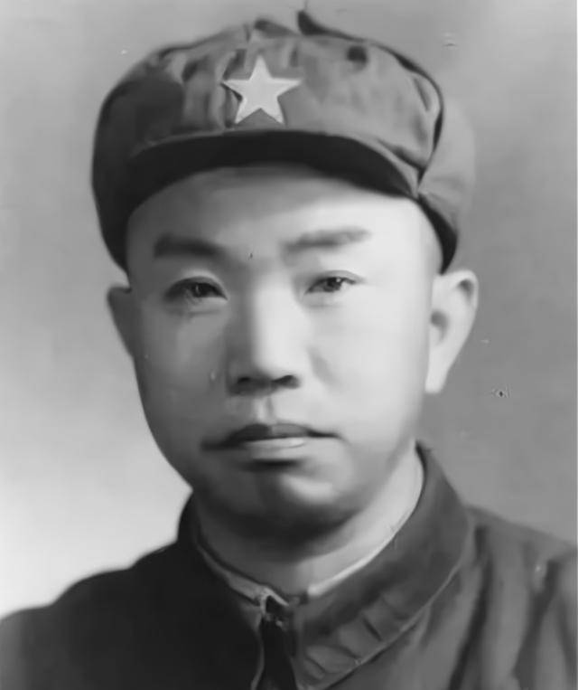 王司令回乡探亲,见到洗衣的周婆婆,喊:"娘,儿子回来了.