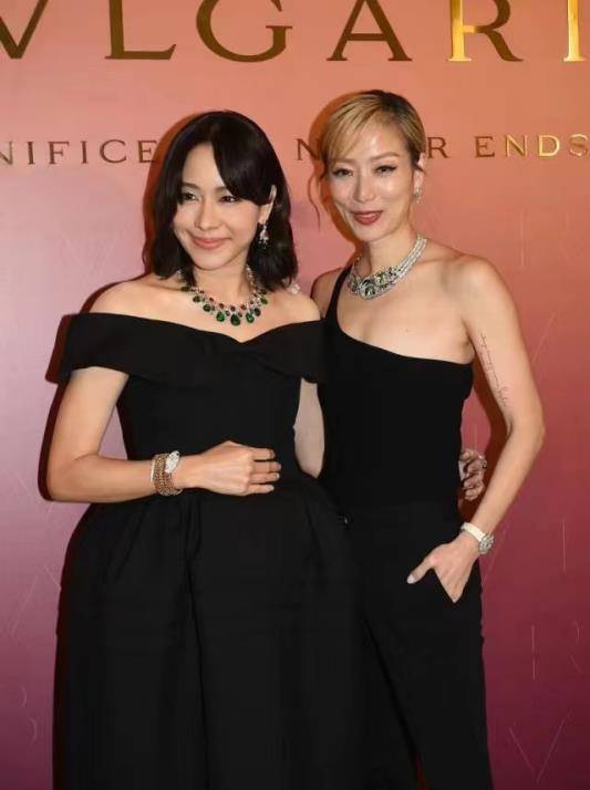 终于明白健身优势,50岁郑秀文同框44岁林嘉欣,打扮性感却像小辈_时尚